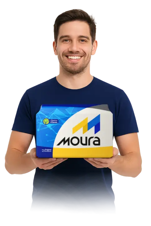 Homem sorrindo segurando uma bateria Moura